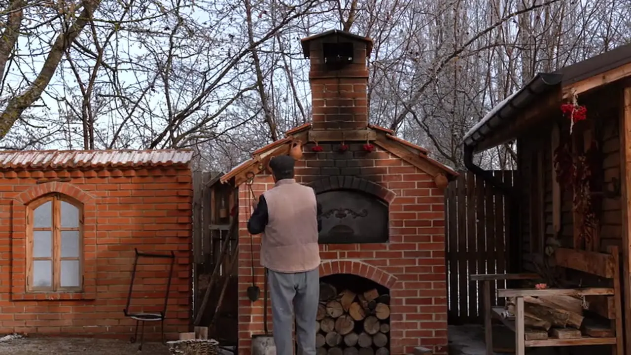 ببینید| غذای روستایی در آذربایجان؛ پخت کیک عسلی در هوای برفی روستا