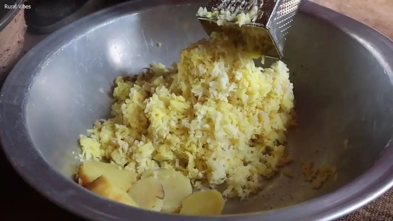 ببینید| غذای روستایی در افغانستان؛ پخت بولانی سنتی در هوای برفی