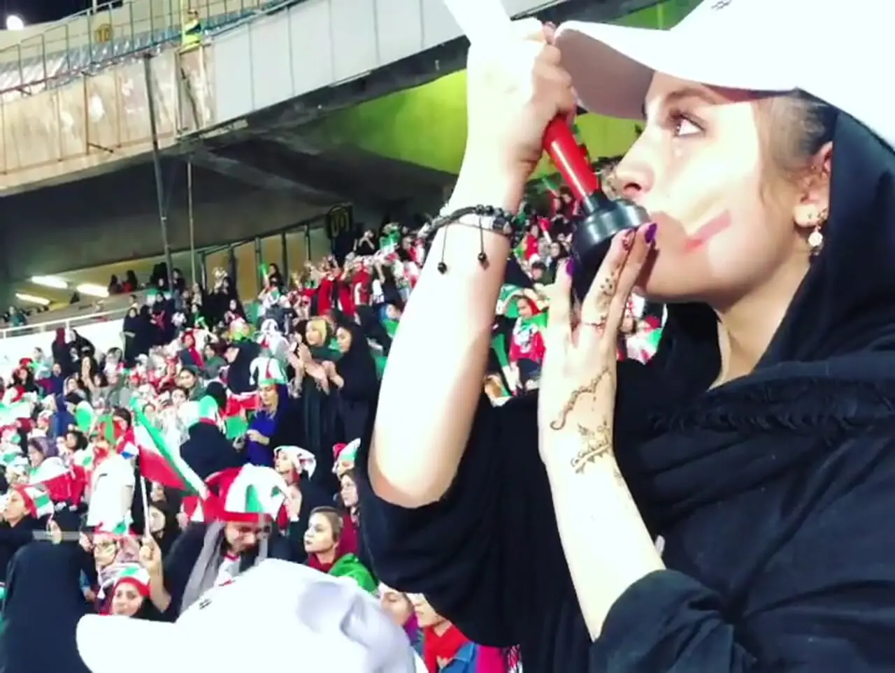 سفر در زمان؛ «سارا و نیکا» سریال پایتخت در حال شیپور زدن در ورزشگاه؛ سال 98