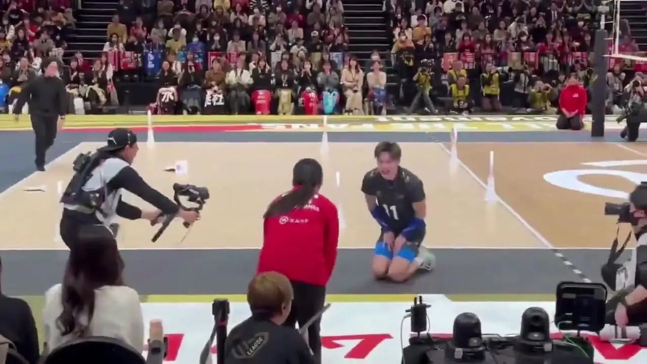 ببینید| عذرخواهی جالب ستاره والیبال ژاپن پس از برخورد توپ به مربی حریف