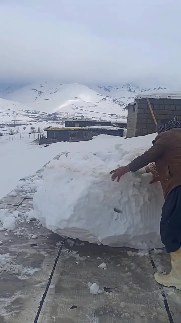 ببینید| ویدئویی پربازدید از برف‌روبی خانه‌ای در پیرانشهر