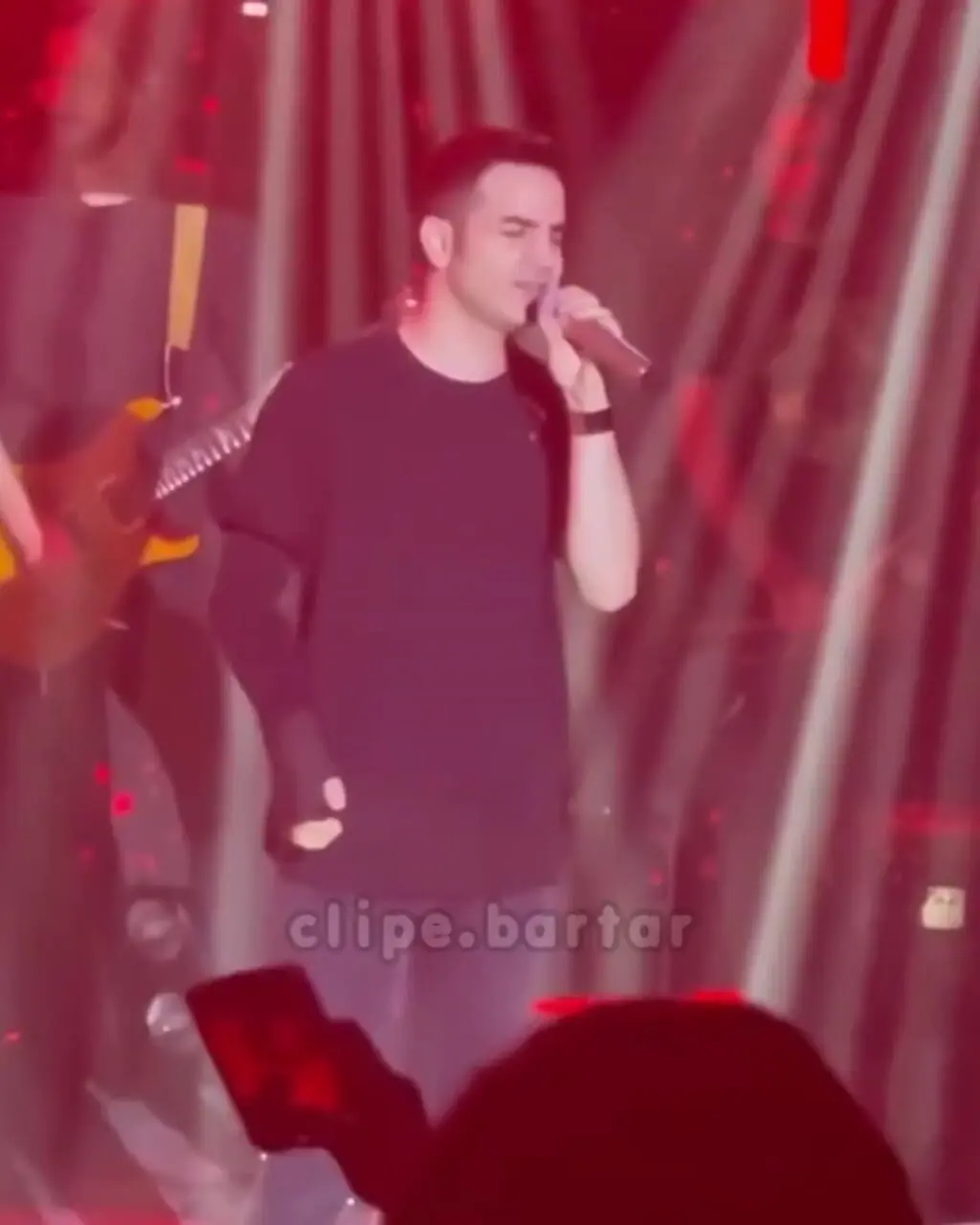 ببینید | عطسه محسن یگانه وسط اجرای آهنگ در کنسرت!