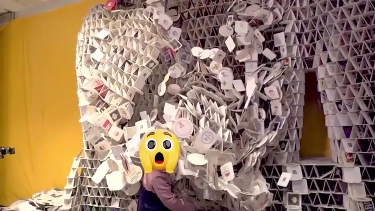 فرو ریختن برج ۶۳ هزارتایی زیرلیوانی در آلمان و ناکامی در ثبت رکورد