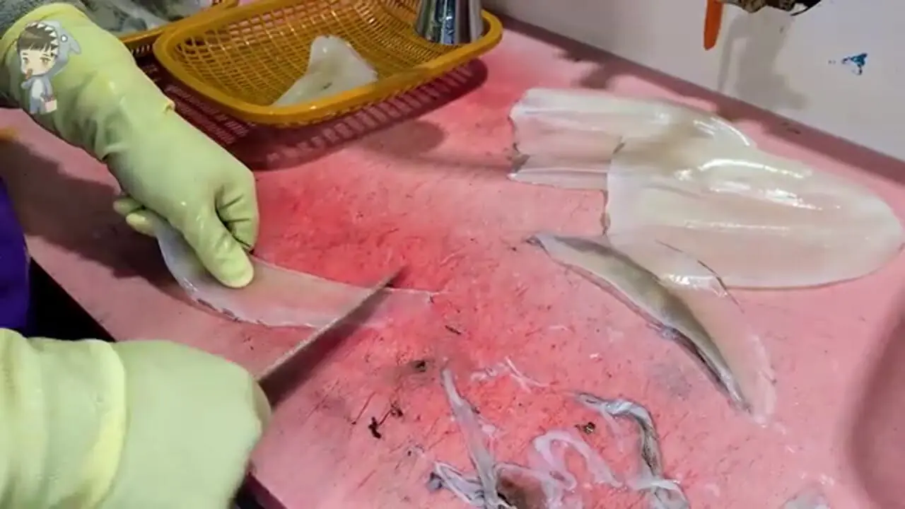 ببینید| غذای خیابانی در کره؛ مهارت آشپز خیابانی در تهیه ساشیمی با ماهی مرکب در پوهانگ