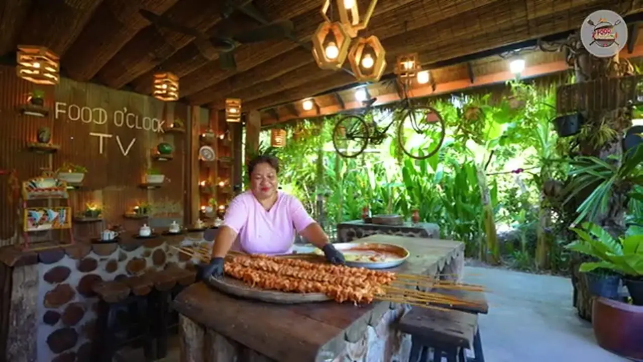 ببینید| غذای روستایی در سنگاپور؛ کباب مرغ آبدار در روستایی سرسبز