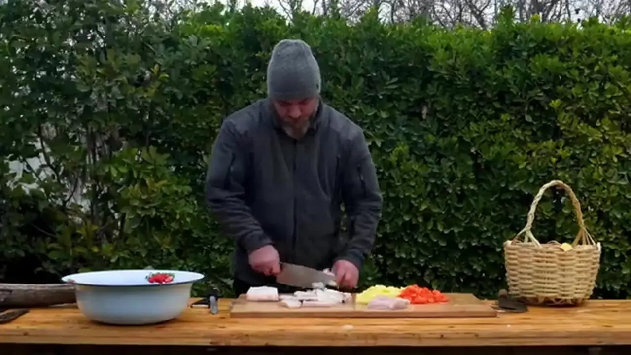 ببینید| غذای روستایی در آذربایجان؛ پخت یک سوپ سنتی با کله ماهی خاویاری