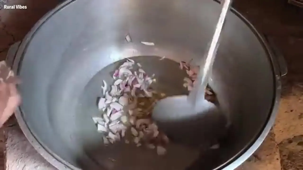 ببینید| غذای روستایی در افغانستان؛ پخت لپه پلو در غار در هوای برفی