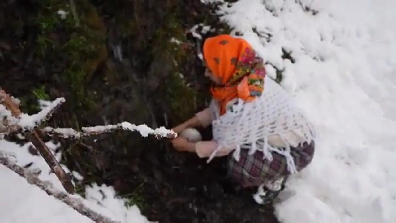 ببینید| غذای روستایی در ایران؛ پخت خوراک سنتی با کدو حلوایی در هوای برفی