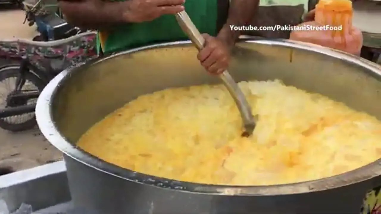 ببینید| غذای خیابانی در پاکستان؛ تهیه میلک شیک و آب انبه توسط فروشنده های ماهر در کراچی