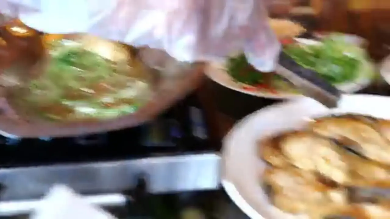 غذای خیابانی در ویتنام؛ برش زدن و پخت گربه ماهی غول پیکر در هانوی