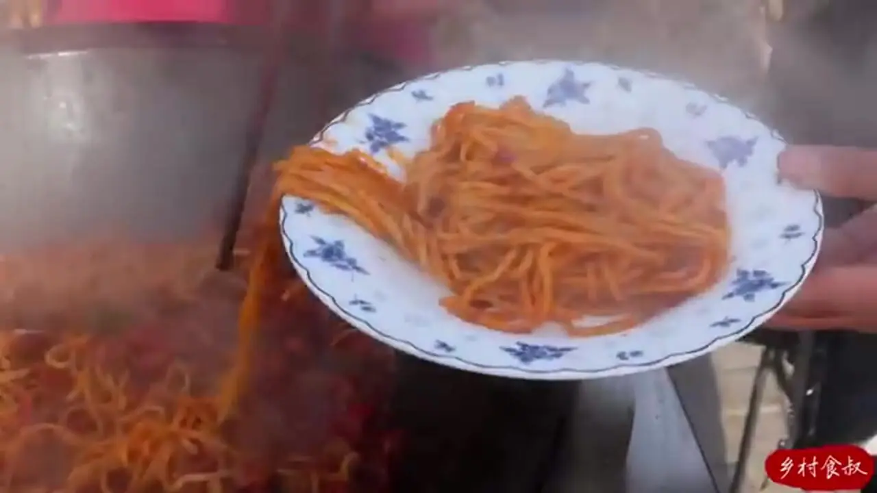 ببینید| غذای روستایی در چین؛ پخت نودل با خرچنگ آب شیرین