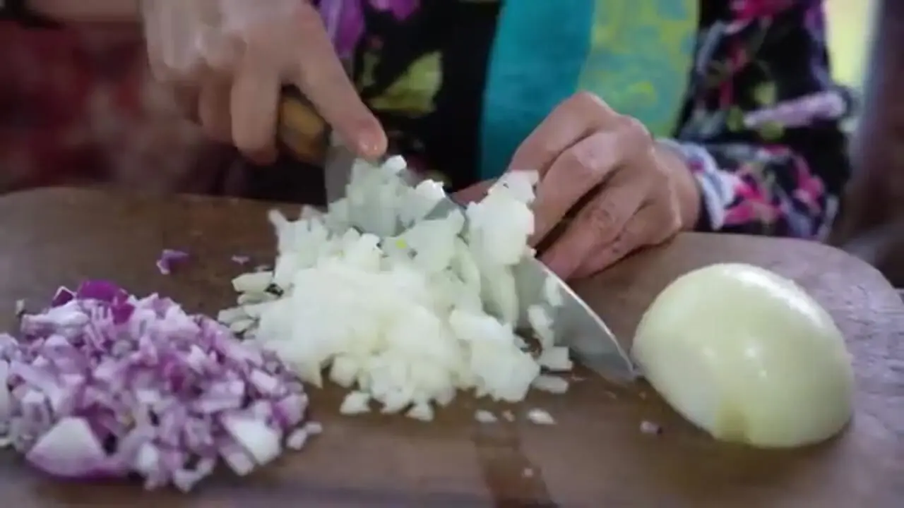 غذای روستایی در ایران؛ پخت کوفته سنتی و نان در تنور