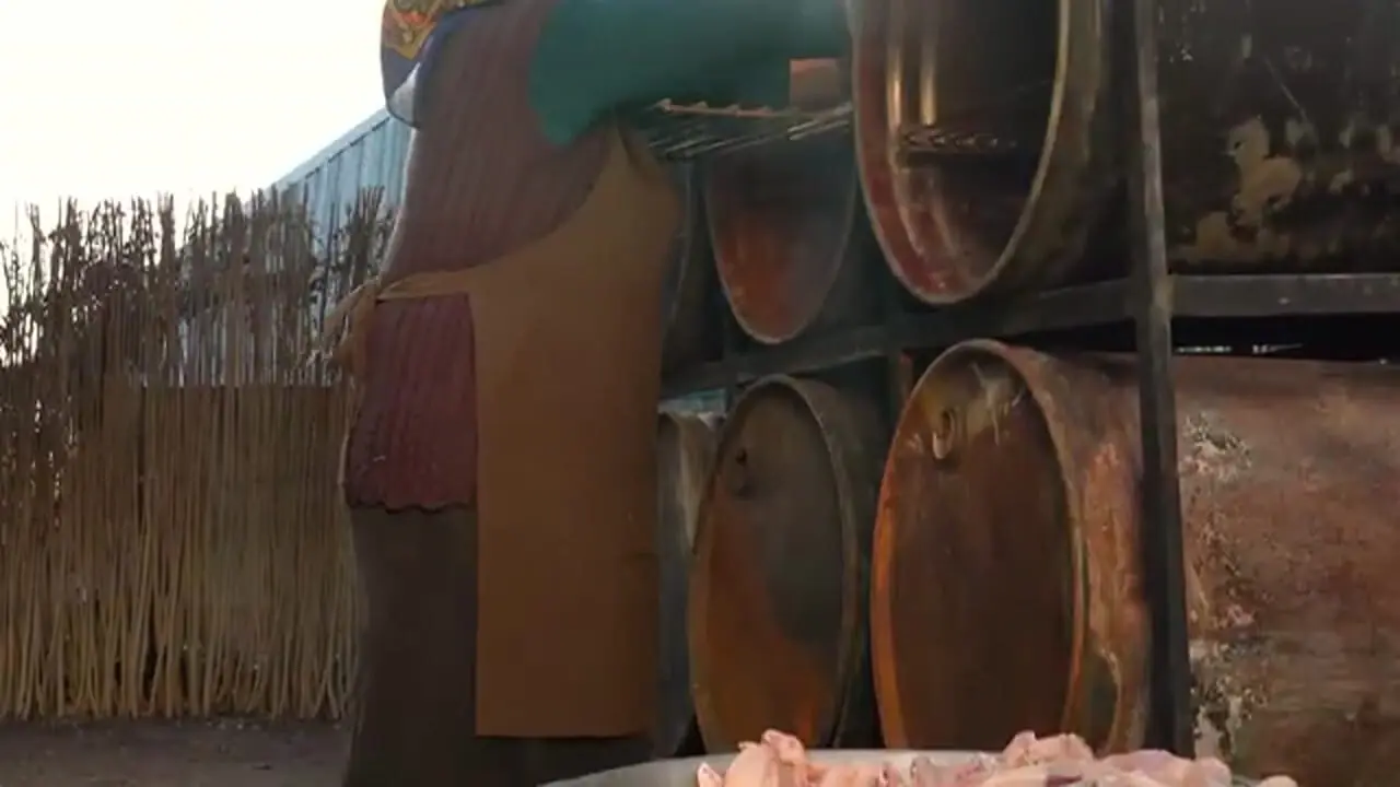 ببینید| غذای روستایی در آذربایجان؛ دودی کردن مرغ در بشکه و پخت خوراک مرغ و کلم بروکلی