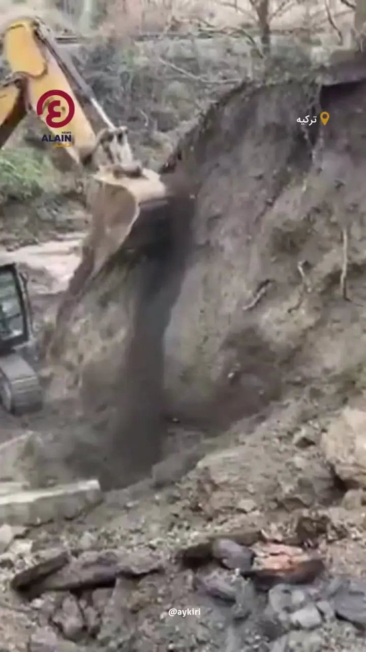 ببینید | شکافته شدن بزرگراه در پی رانش عظیم زمین!