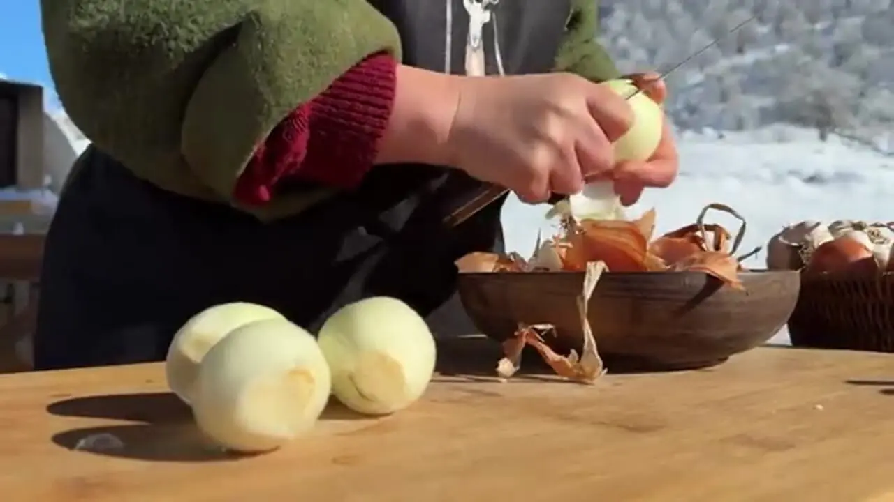 ببینید| غذای روستایی در آذربایجان؛ کباب کردن 20 مرغ روی آتش و در هوای برفی