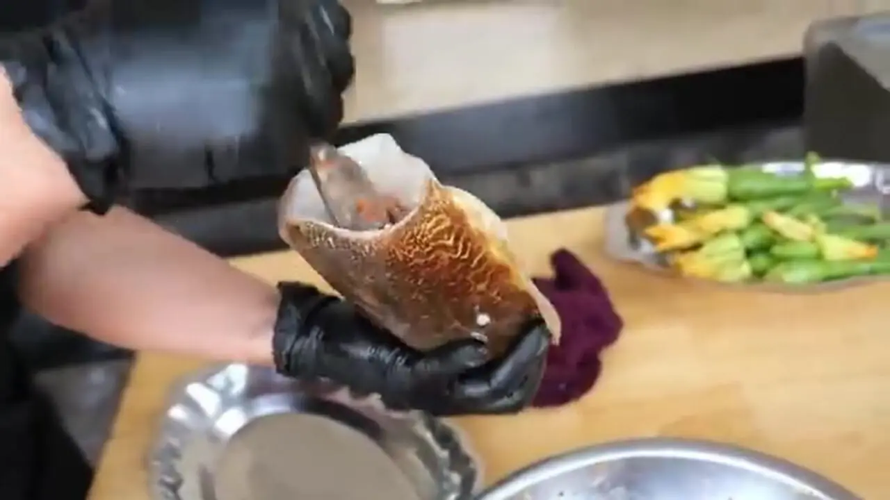 ببینید| غذای خیابانی در ویتنام؛ برش و پخت غذاهای مختلف با ماهی مرکب در هانوی