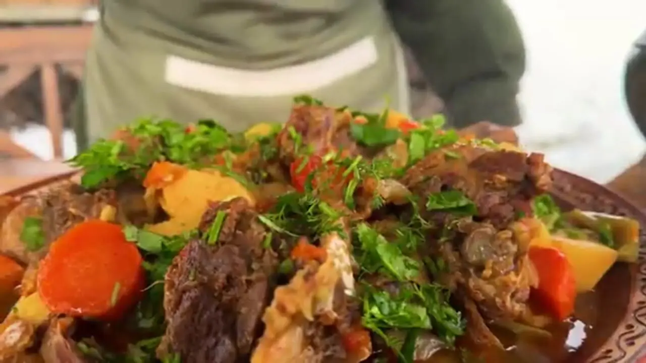 ببینید| غذای روستایی در آذربایجان؛ پخت یک غذای سنتی با غاز