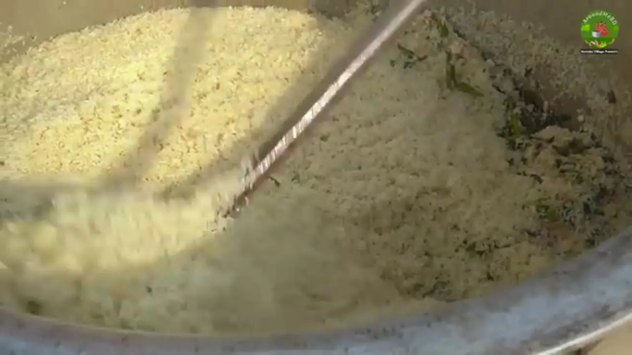 ببینید| غذای روستایی در هند؛ پخت خوراک سنتی با 100 ماهی کپور و فلفل قرمز