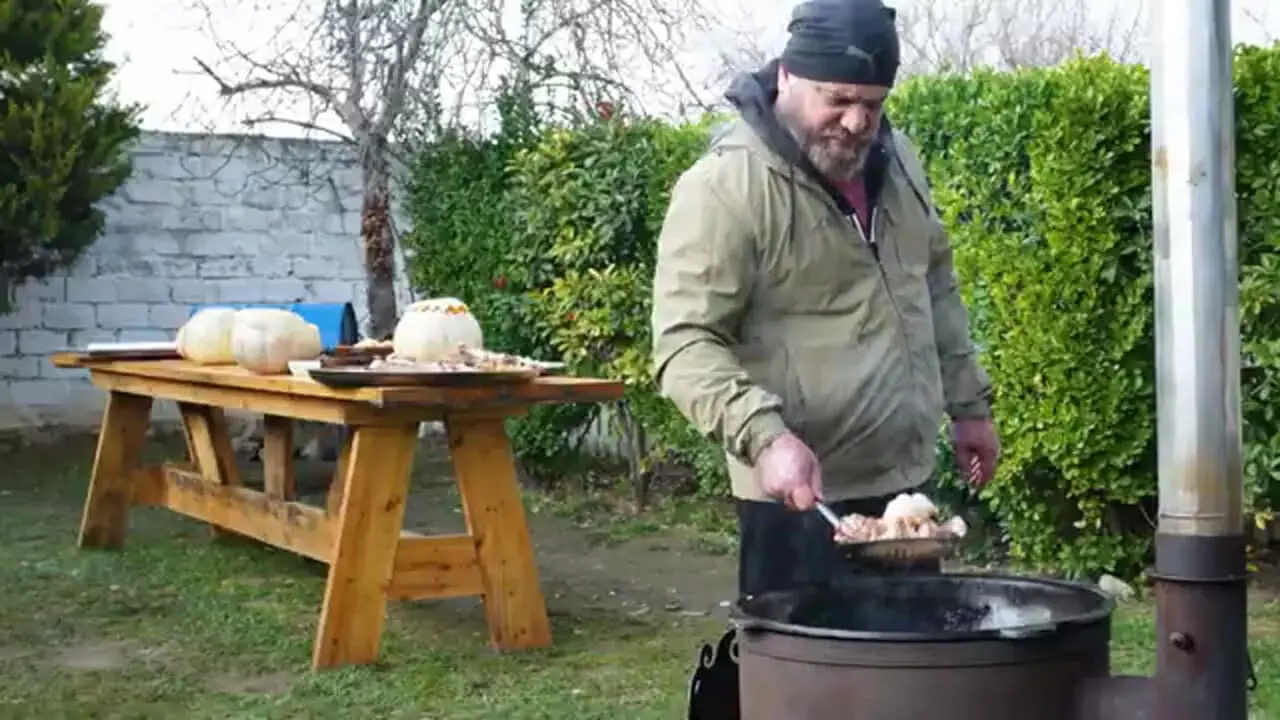 ببینید| غذای روستایی در آذربایجان؛ پخت گوشت بره در دل کدو تنبل و در روستا