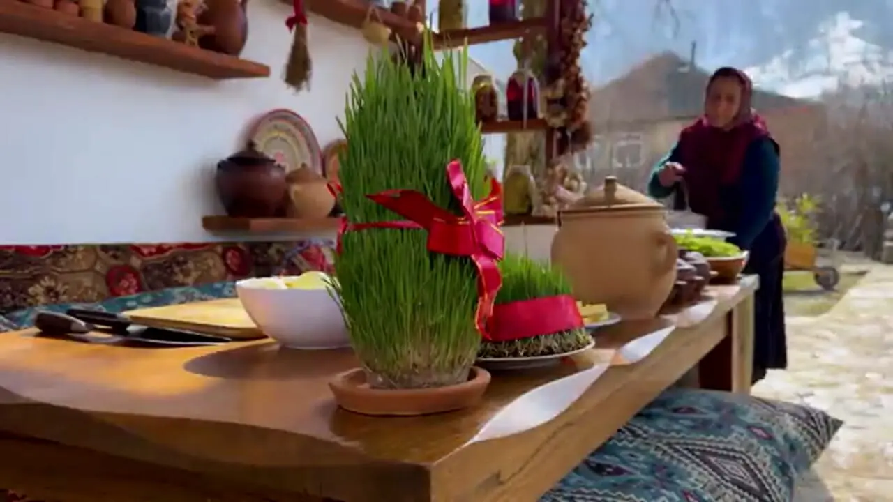 ببینید| غذای روستایی در آذربایجان؛ پخت باقلوای گردویی توسط مادر بزرگ روستایی