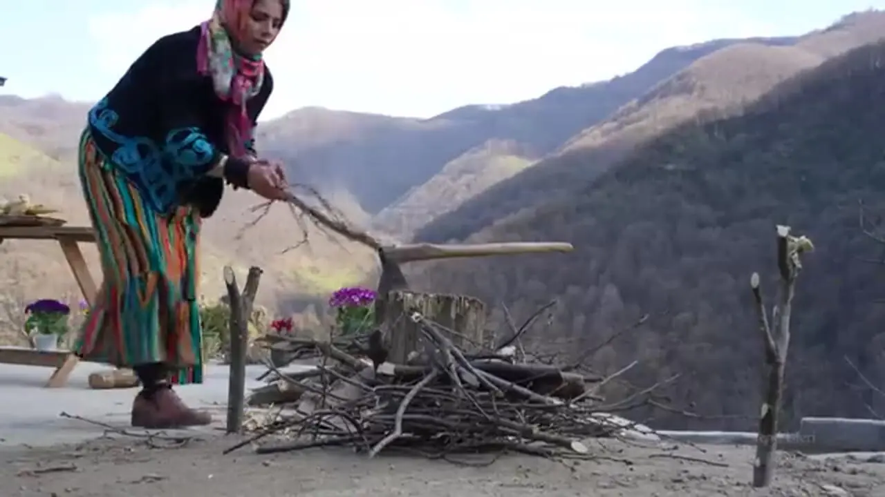 ببینید| غذای روستایی در ایران؛ کباب کردن مرغ کامل در روستایی کوهستانی