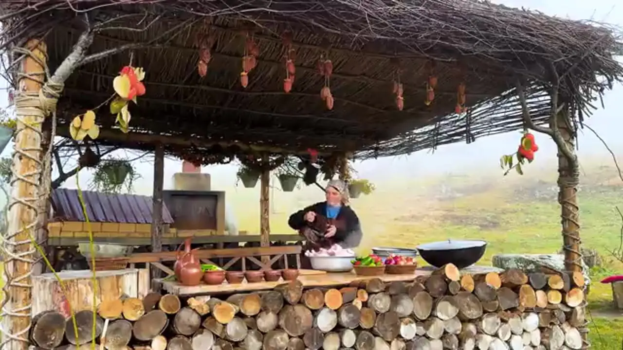 ببینید| غذای روستایی در آذربایجان؛ کباب کردن ماهی بزرگ پر شده در تنور زیر زمینی