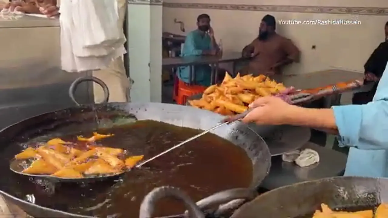 ببینید| غذای خیابانی در پاکستان؛ مهارت آشپز خیابانی در پخت سمبوسه در کراچی