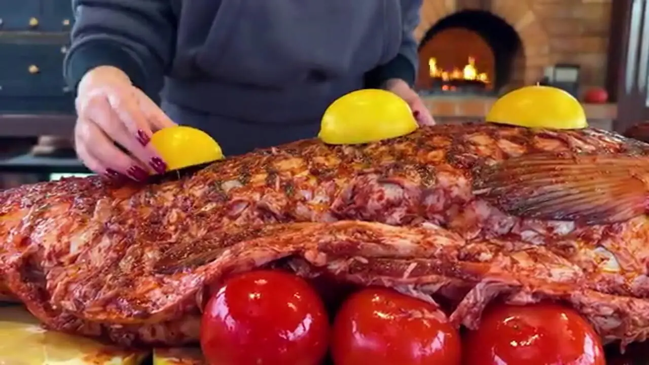 ببینید| غذای روستایی در اوکراین؛ پخت ماهی خاویاری 25 کیلوگرمی شکم پر در تنور