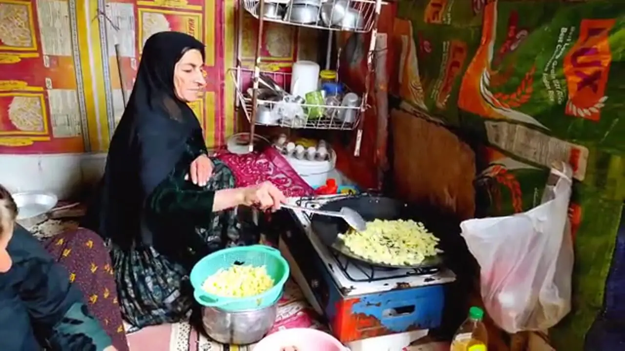 غذای روستایی در ایران؛ پخت ماکارونی با ته دیگ سیب زمینی و سوسیس بندری