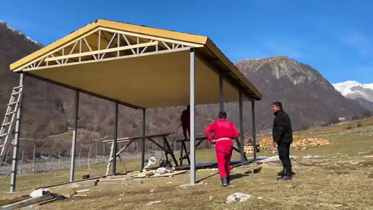 ببینید| غذای روستایی در آذربایجان؛ پخت دم گاو در دیگ سفالی و روی آتش