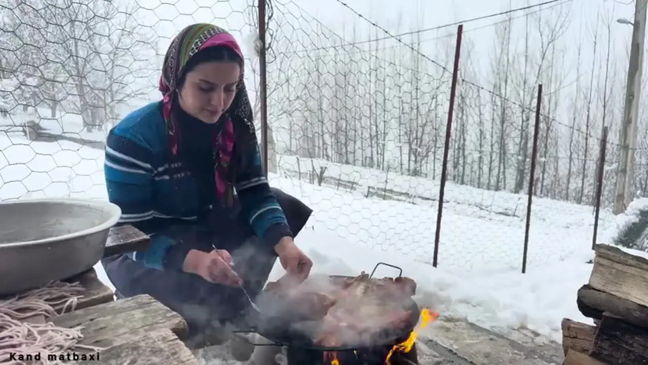 ببینید| غذای روستایی در ایران؛ پخت بوقلمون و نان تازه در هوای برفی کوهستان
