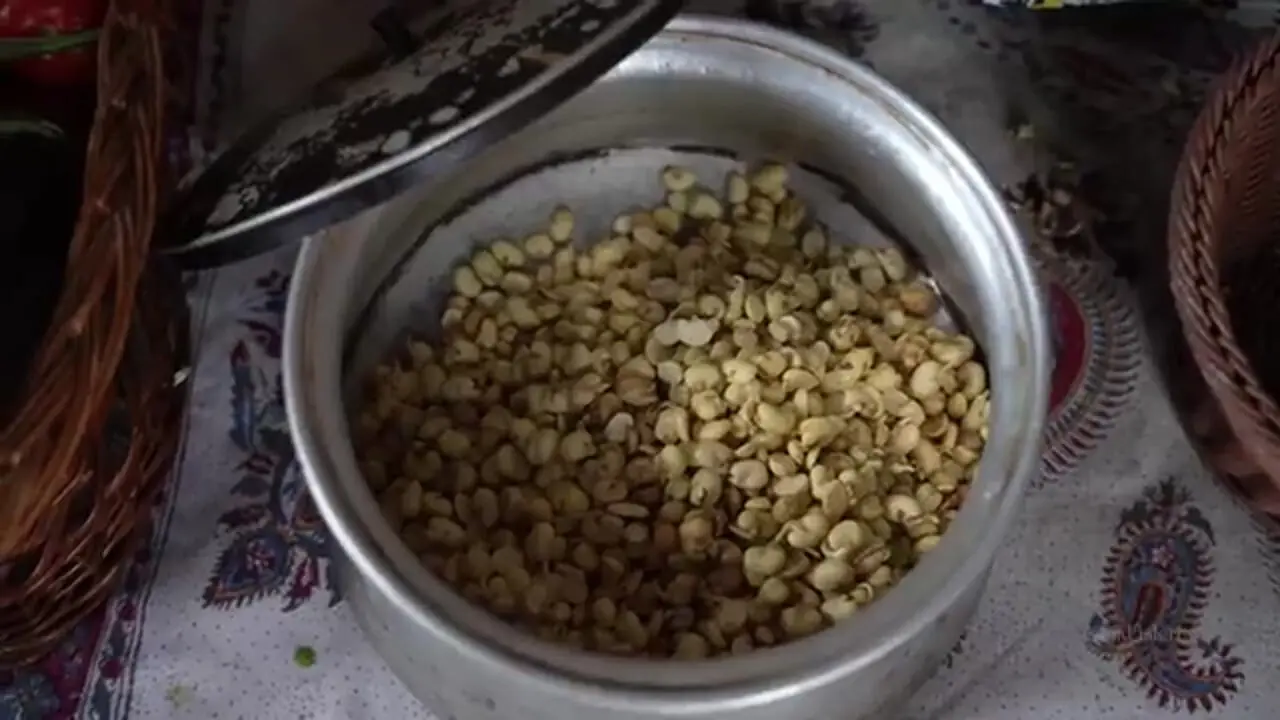 ببینید| غذای روستایی در ایران؛ پخت غذای سنتی با ماهیچه و گردن بره در هوای برفی 