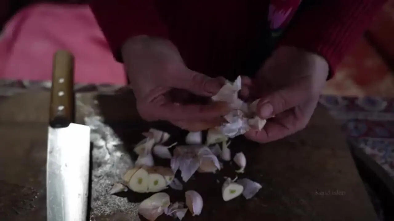 ببینید| غذای روستایی در ایران؛ پخت آش رشته سنتی  و نان محلی در روستایی کوهستانی