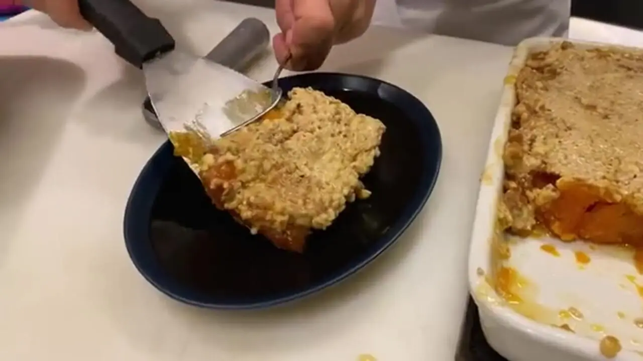 ببینید| غذای خیابانی در ترکیه؛ تهیه دسر کدو حلوایی به روش یک آشپز ماهر در استانبول