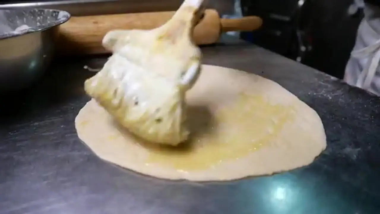 ببینید| غذای خیابانی در هند؛ پخت یک خوراک محلی با مرغ در دهلی نو