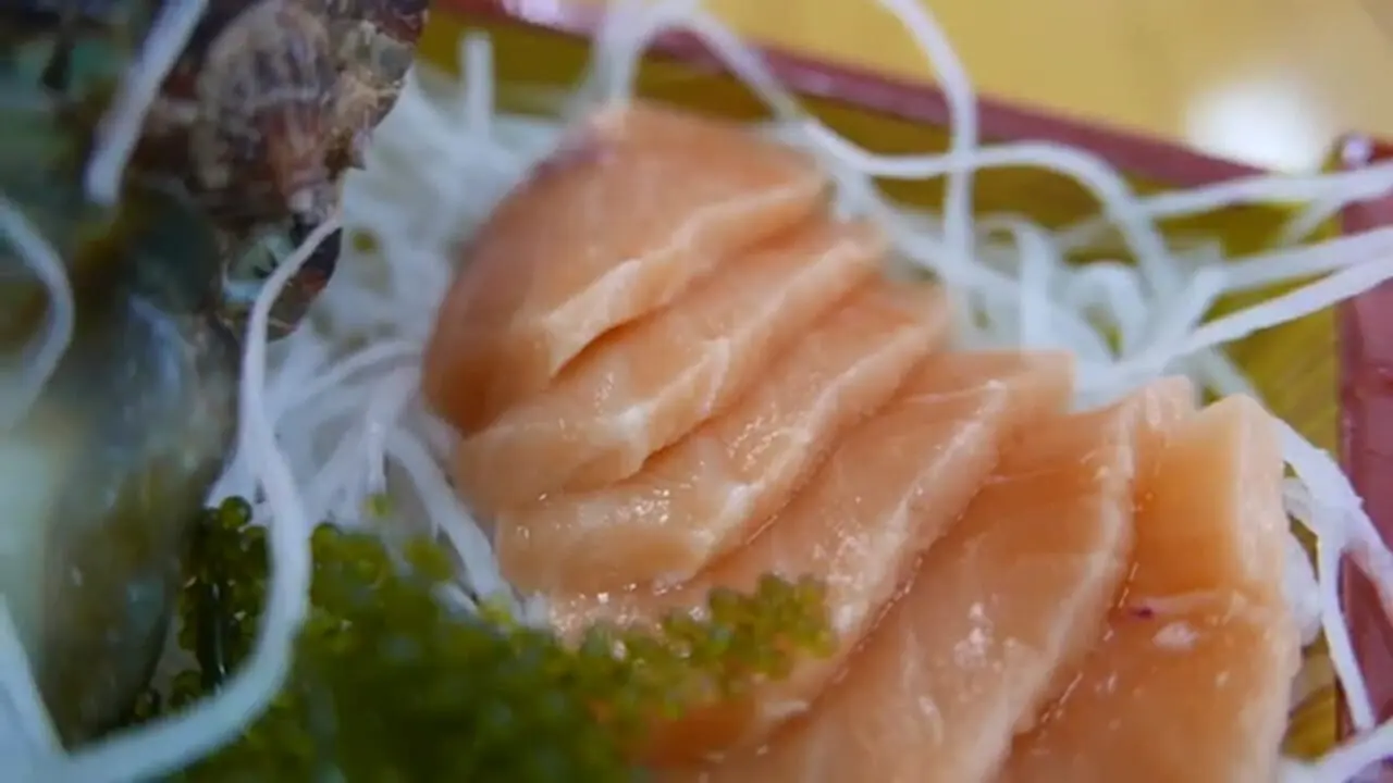 ببینید| غذای خیابانی در ژاپن؛ برش و تهیه دو نوع غذا با حلزون دریایی غول پیکر در اوکیناوا