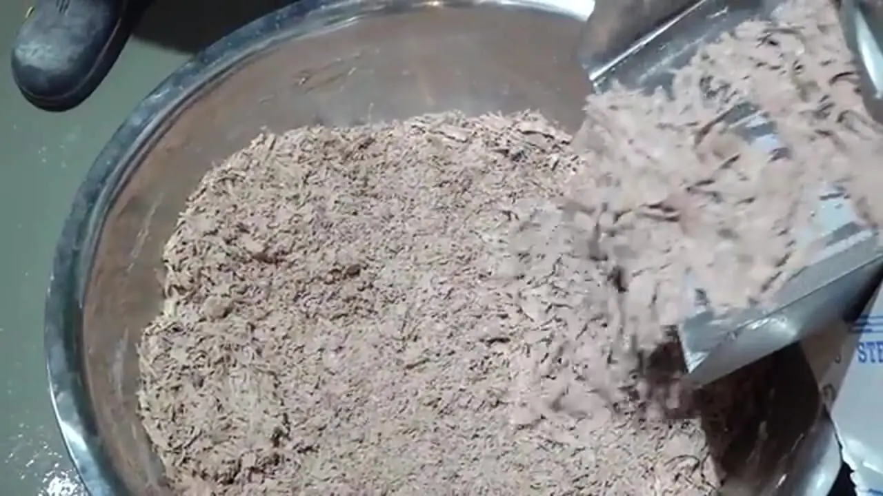 ببینید| غذای خیابانی در کره؛ مراحل پخت کیک برنجی شکلاتی در سئول