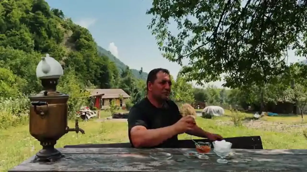 ببینید| غذای روستایی در آذربایجان؛ کباب کردن بره کامل در تنه درخت