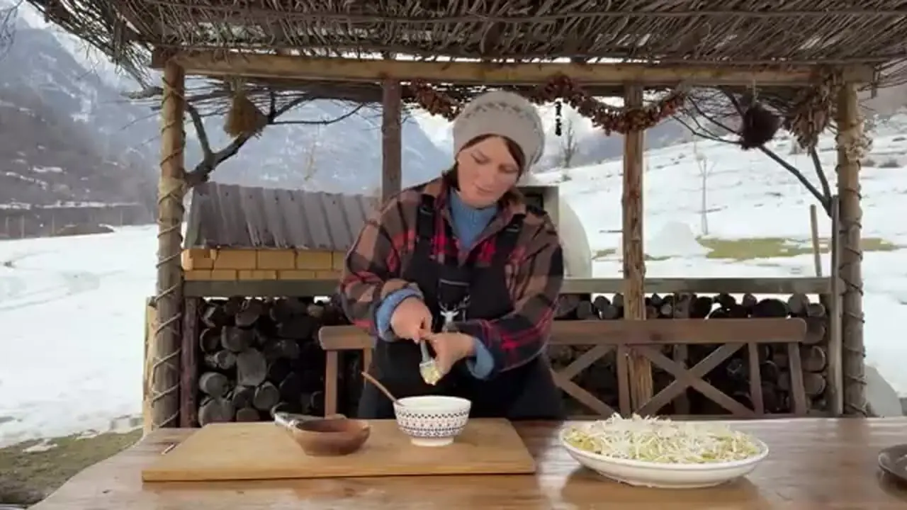 غذای روستایی در آذربایجان؛ تهیه پنیر محلی با شیر تازه گاو در هوای برفی روستا