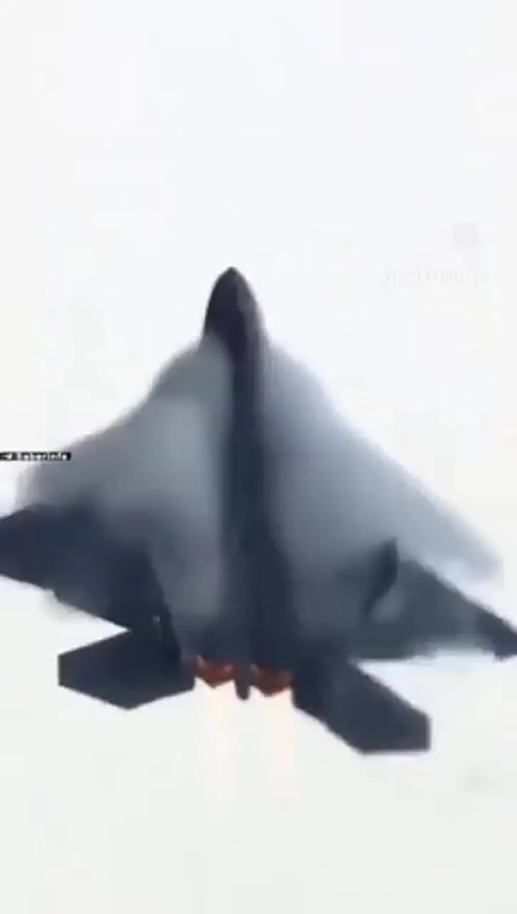 مانور زیبای اف-۲۲ رپتور؛ جنگنده‌ای که آمریکا به هیچ کشوری نفروخت