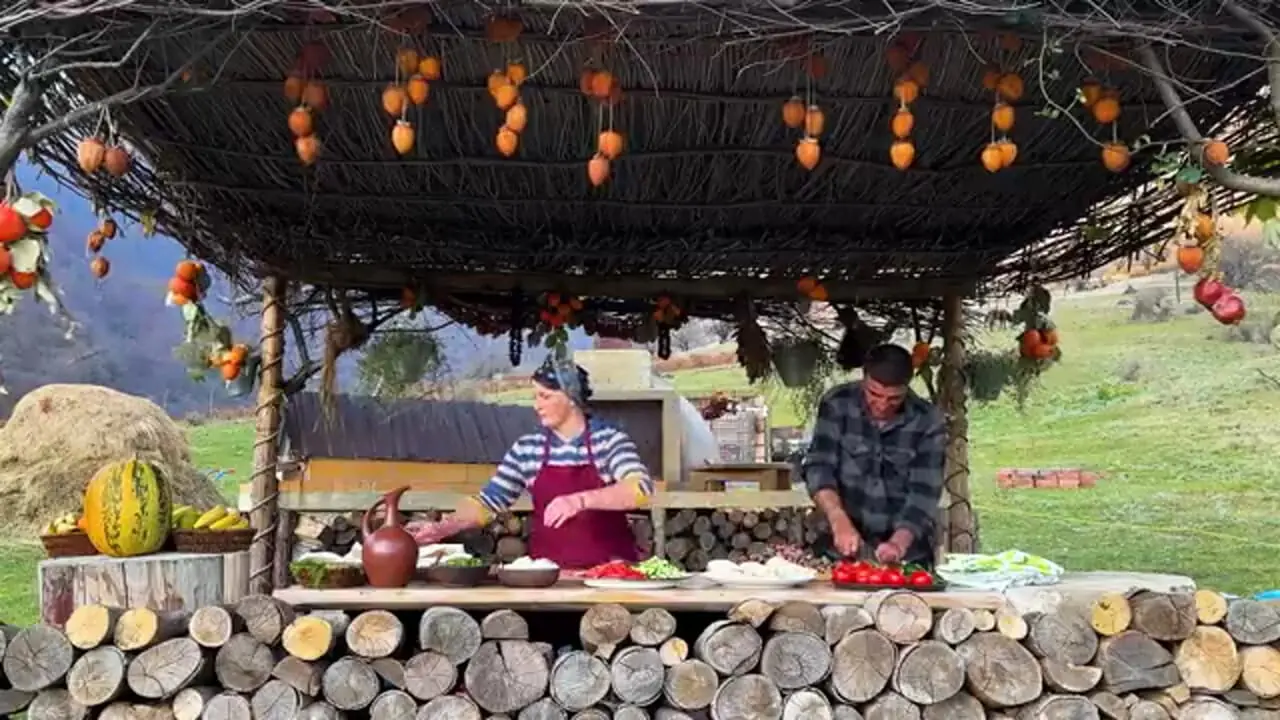 ببینید| غذای روستایی در آذربایجان؛ تهیه شاورما با یک گاو 100 کیلوگرمی