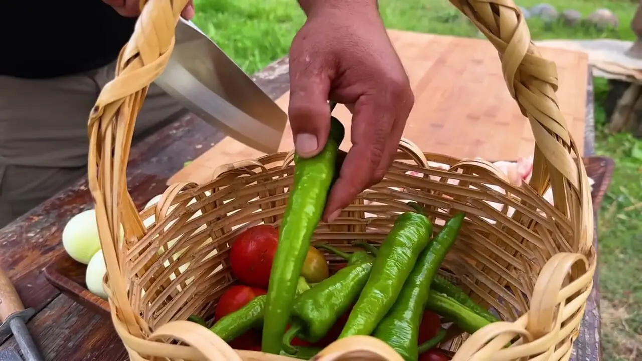 غذای روستایی در آذربایجان؛ پخت مرغ، ماهی و گوشت روی تنه درخت