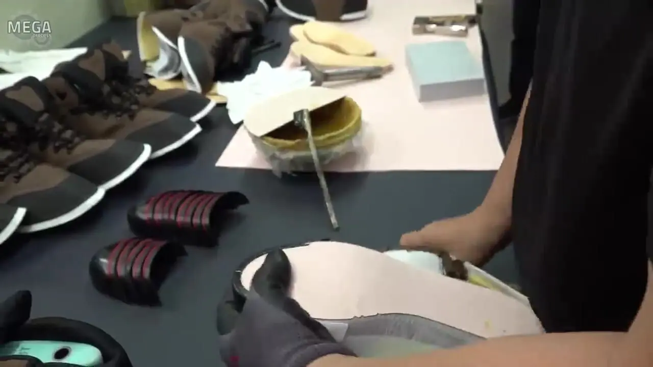 ببینید| مراحل تولید انبوه کفش های ایمنی در کارخانه ای در کره جنوبی