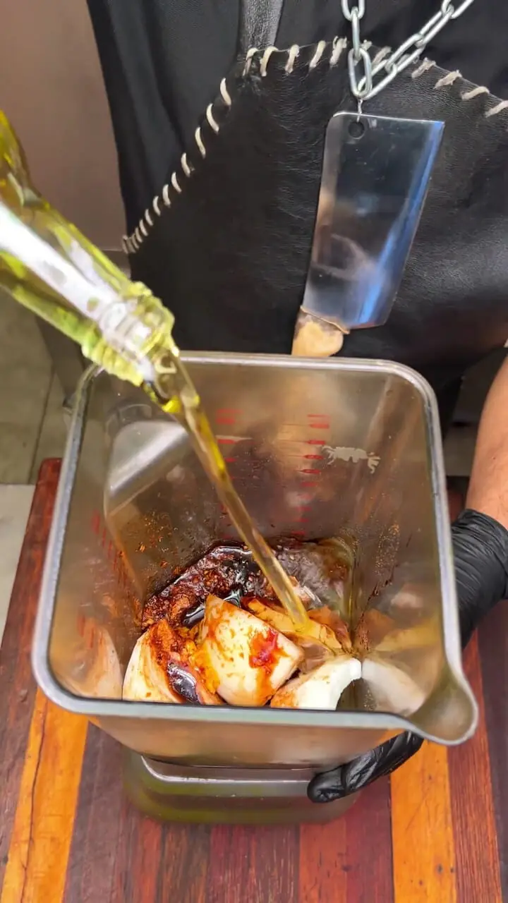 غذای خیابانی در ایران؛ پخت مرغ شکم پر به روشی خلاقانه