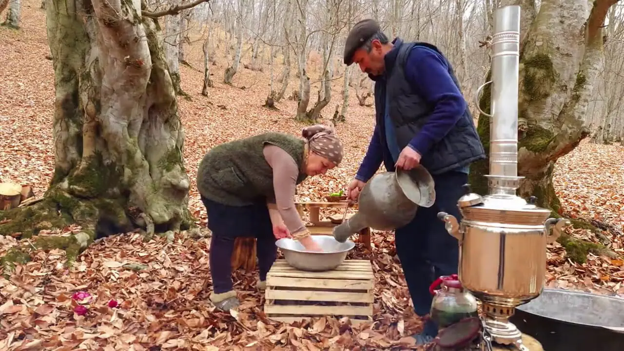غذای روستایی در آذربایجان؛ پخت یک غذای سنتی با برنج و بوقلمون در جنگل