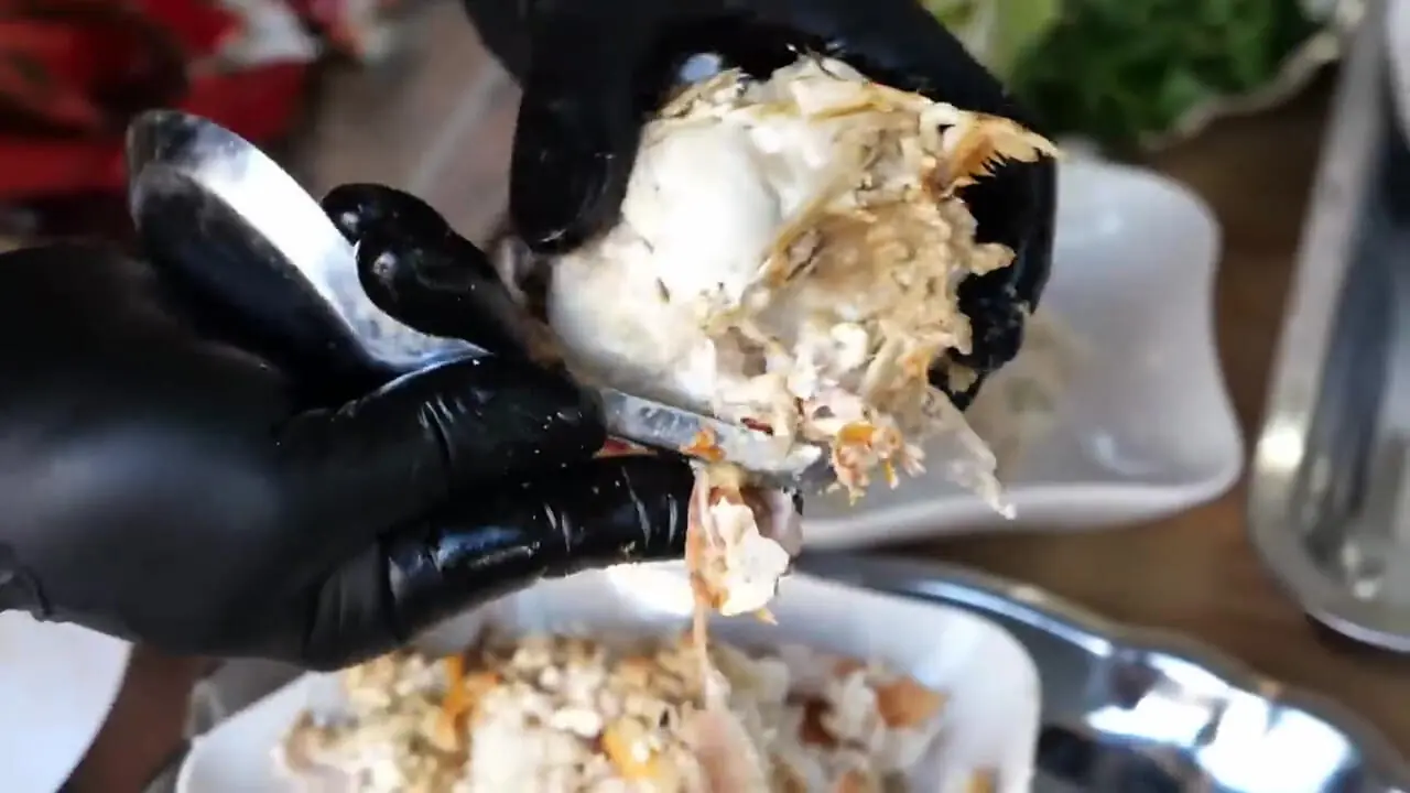 غذای خیابانی در ویتنام؛ پخت غذاهای متنوع با خرچنگ بزرگ قرمز در هانوی