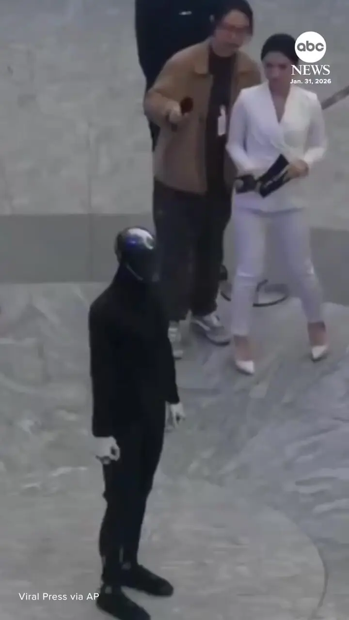 سقوط ربات انسان‌نما در نخستین حضور عمومی در چین