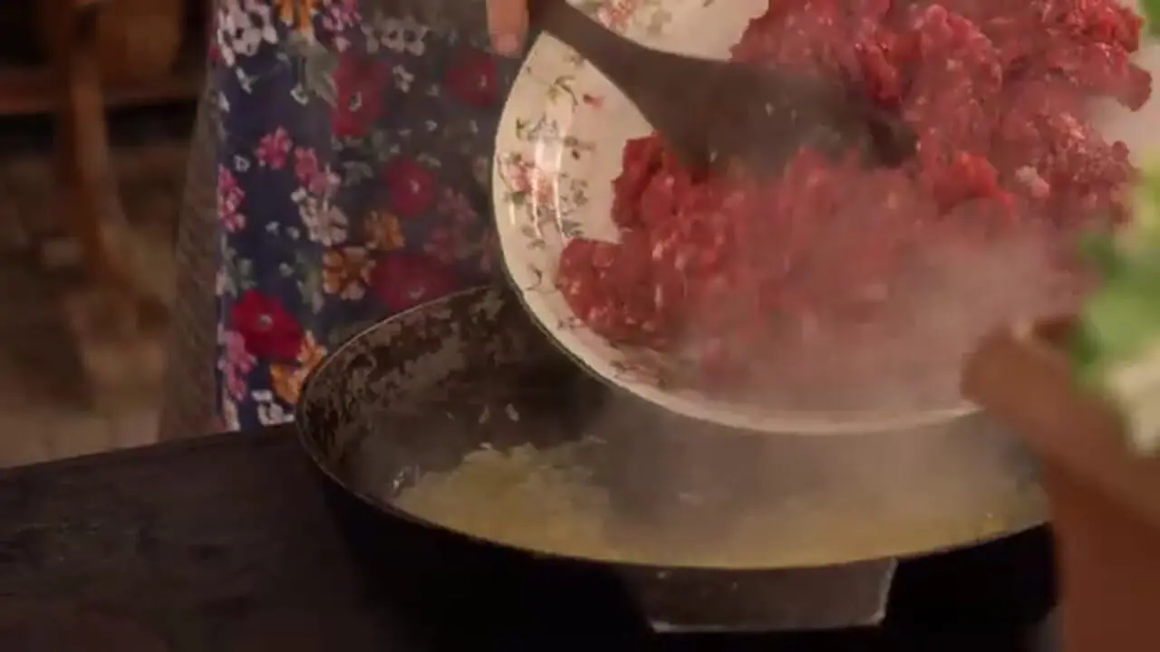 ببینید| غذای روستایی در آذربایجان؛ پخت پای سنتی با گوشت گاو و سیب زمینی