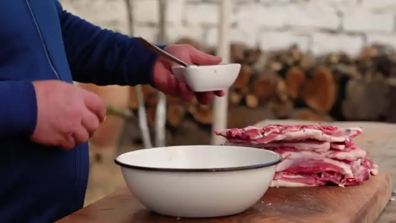 ببینید| غذای روستایی در آذربایجان؛ کباب کردن دنده گاو روی آتش و در طبیعت روستا