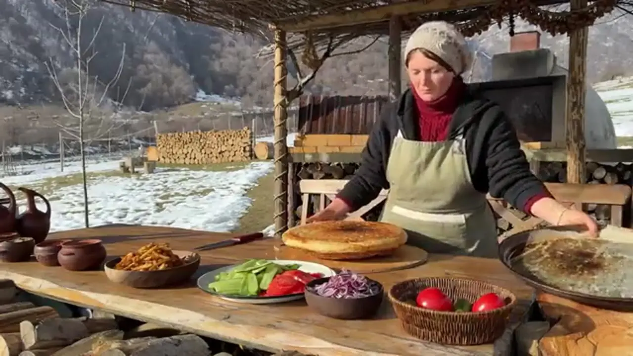 ببینید| غذای روستایی در آذربایجان؛ تهیه چیزبرگر غول پیکر در هوای برفی روستا